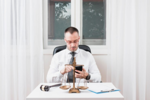 Era Baru Pengacara: Memulai Karier dengan Virtual Office Hukum